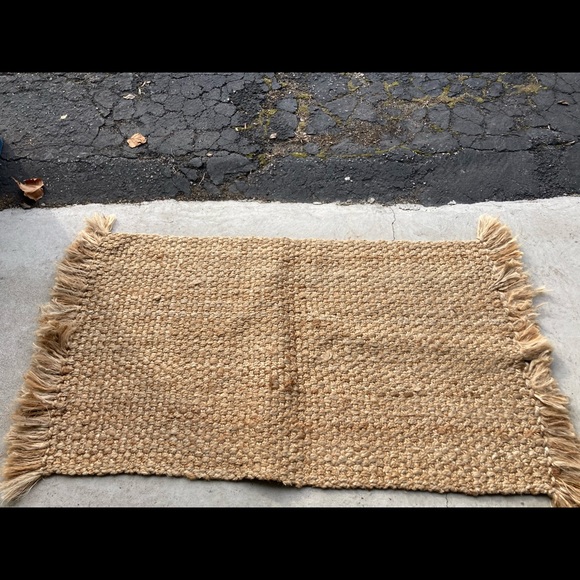 Fringe jute rug